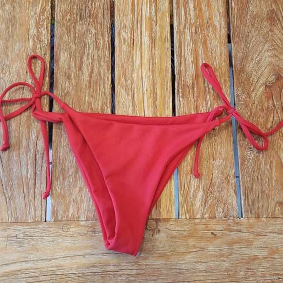 Red bikini - Picture 4 of 5